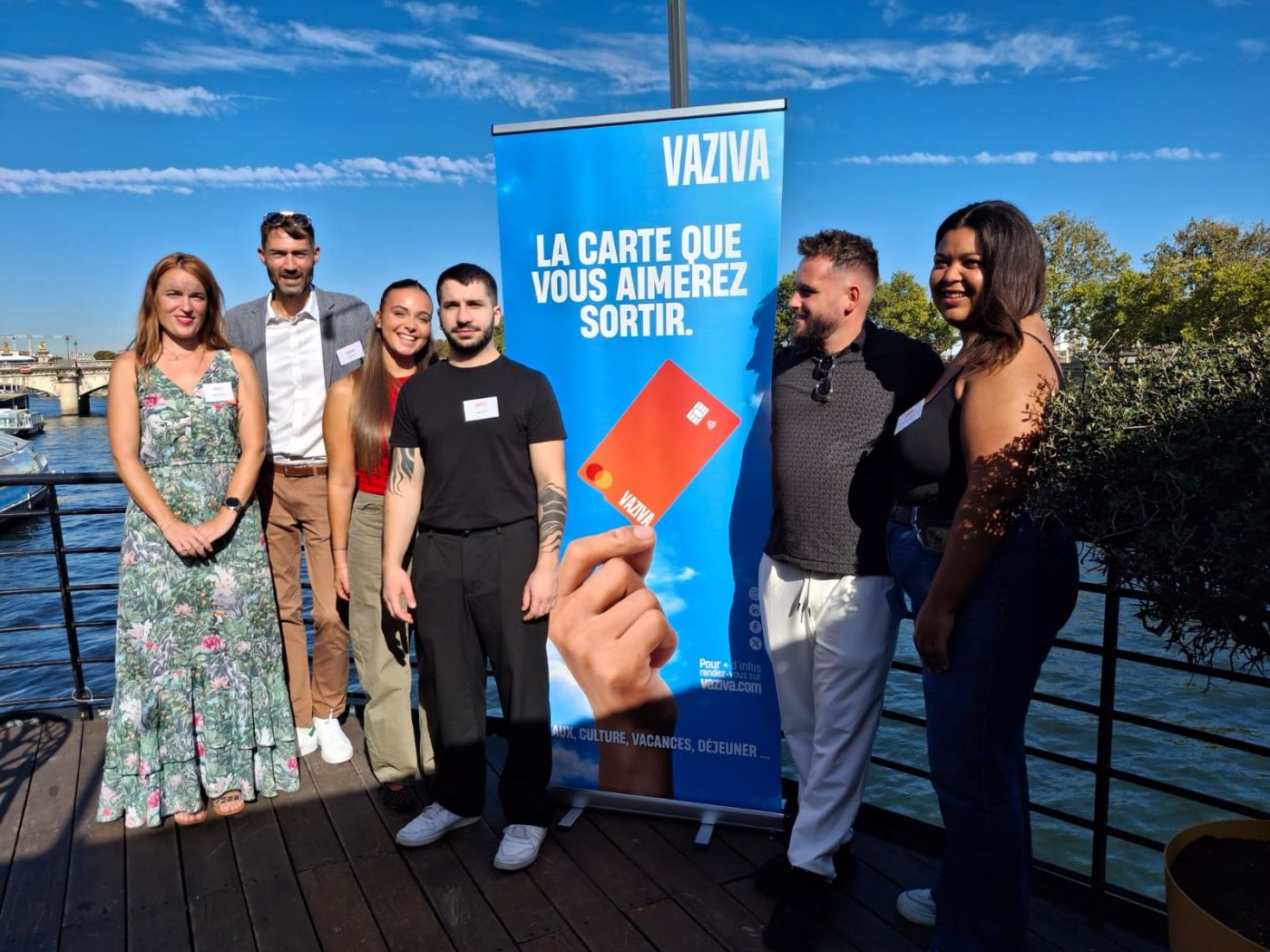 L’équipe Vaziva réunie en bord de Seine