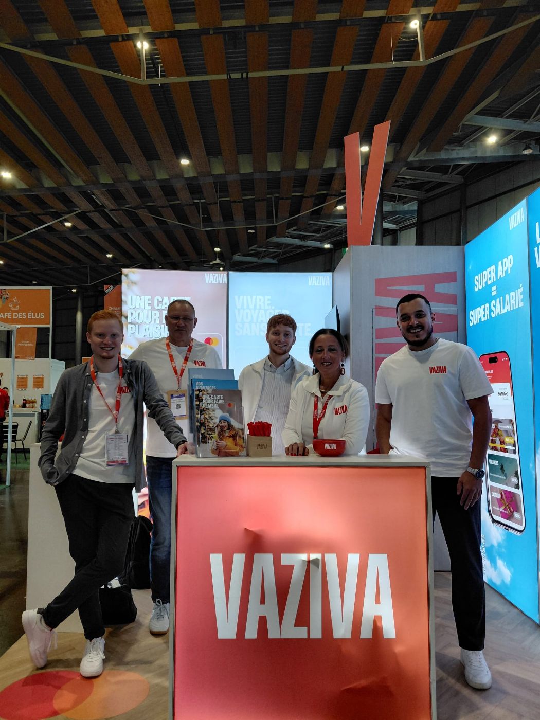 L’équipe Vaziva autour du comptoir du stand