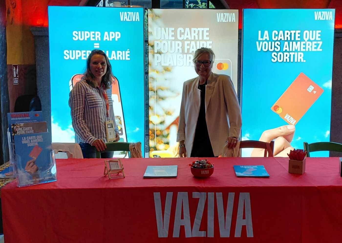 Deux conseillères Vaziva derrière la table du stand